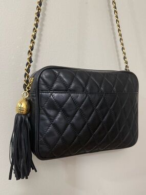 VINTAGE HOLT RENFREW LEATHER QUILTED CAMERA BAG GOLD CHAIN BLACK LEATHER TASSEL